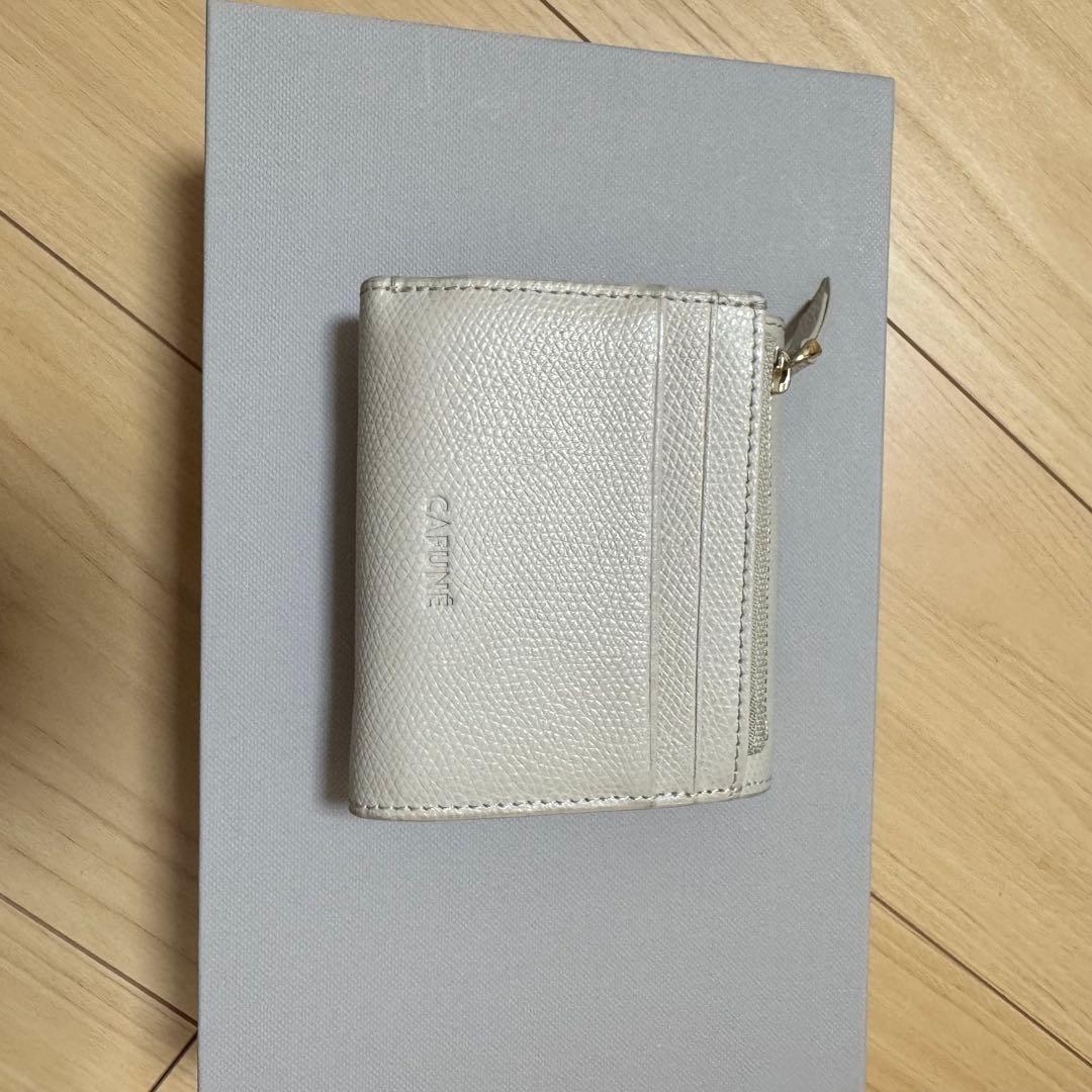 ホワイトレザー 三つ折り財布　カフネ　cafune