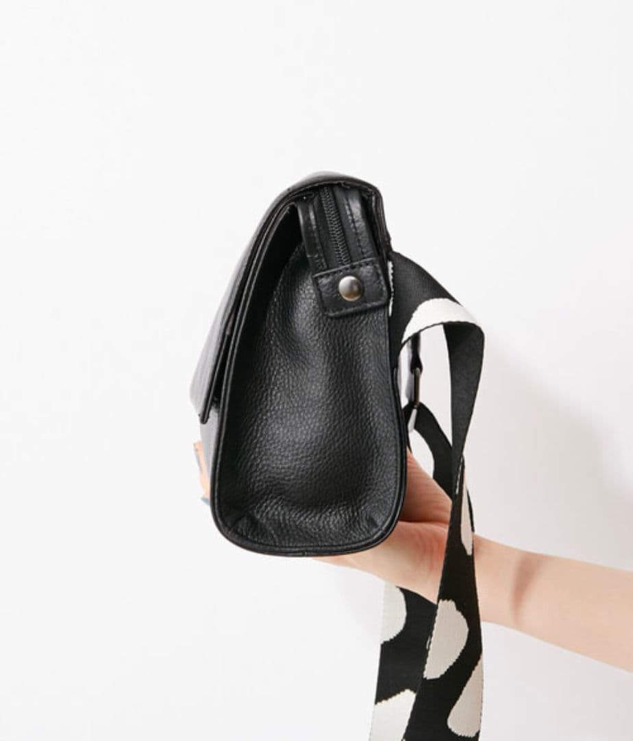 新品未使用 本革 軽量 柄ワイドテープショルダーバッグ ブラック