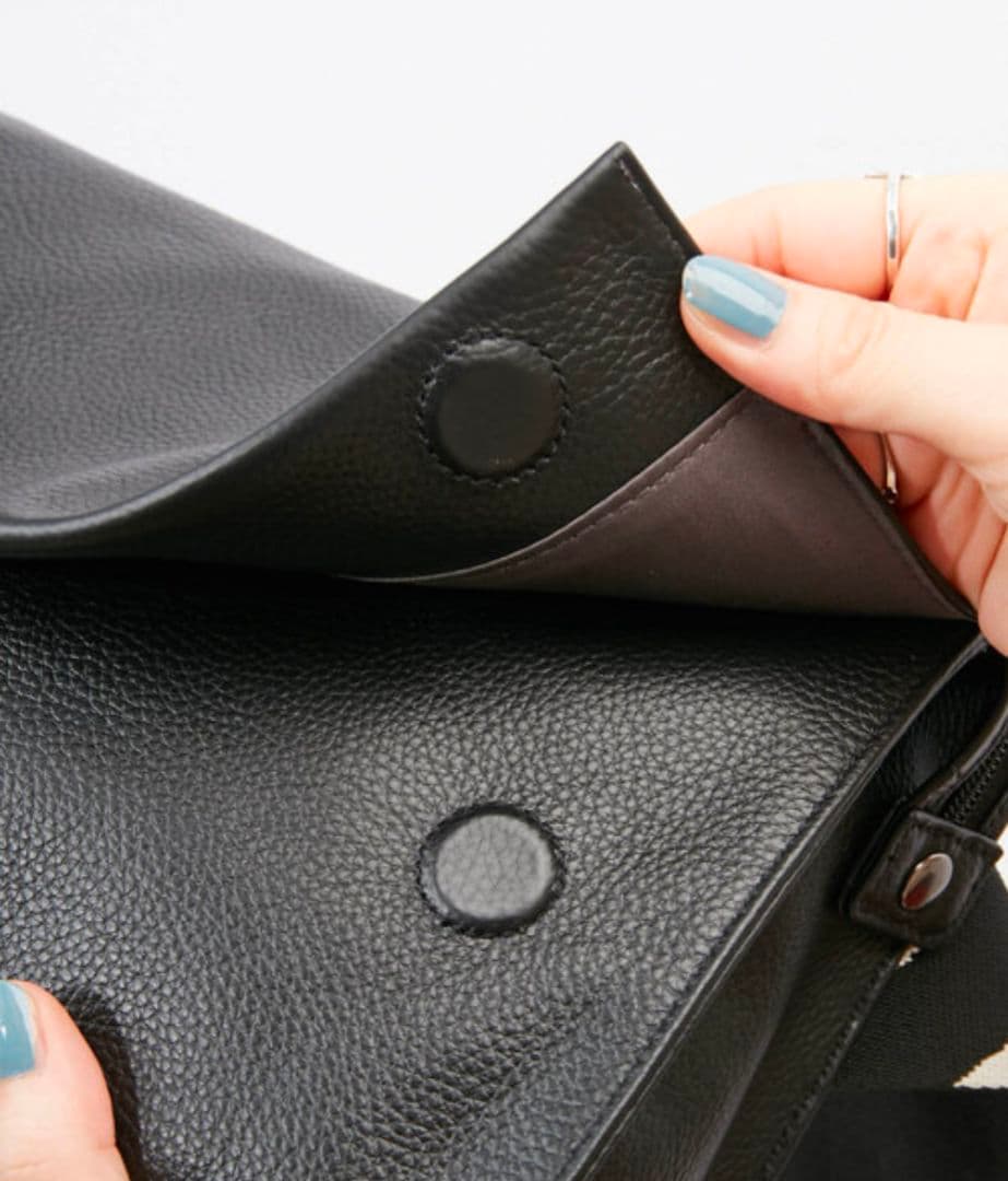 新品未使用 本革 軽量 柄ワイドテープショルダーバッグ ブラック