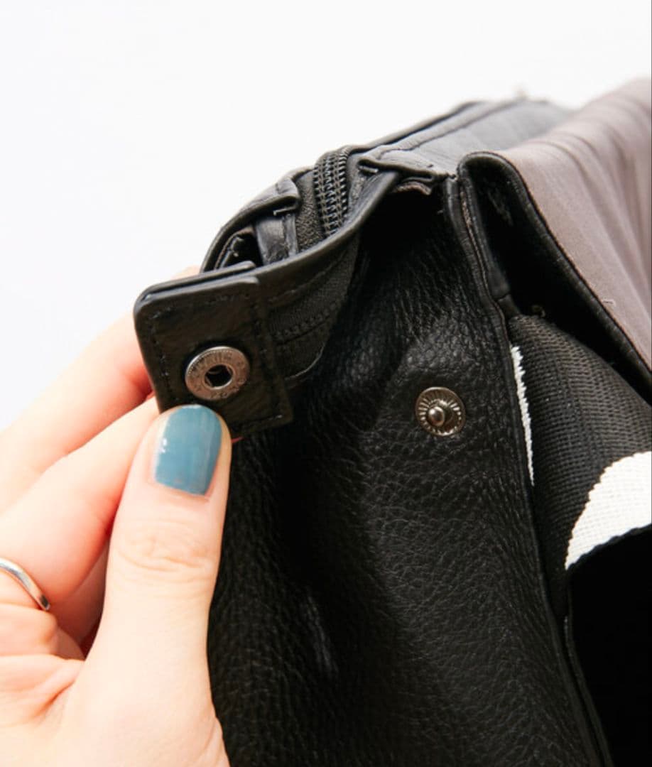 新品未使用 本革 軽量 柄ワイドテープショルダーバッグ ブラック