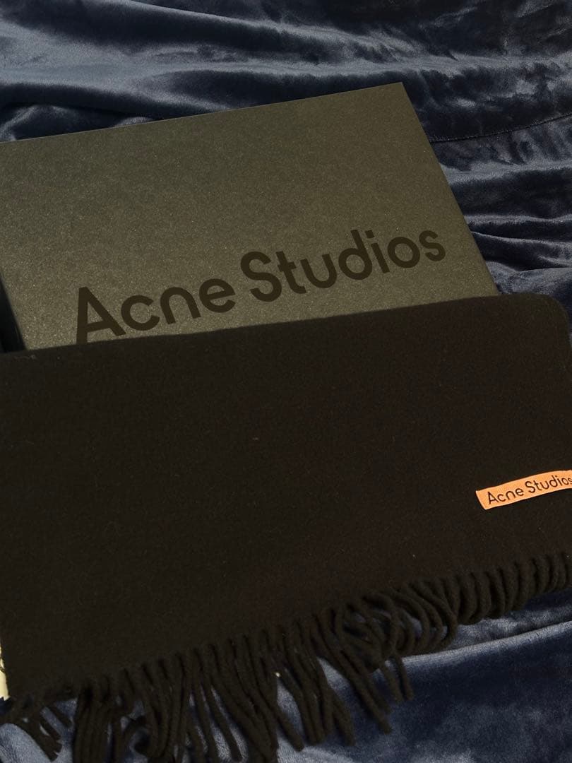 Acne Studios ブラックマフラー ウール フリンジ付き