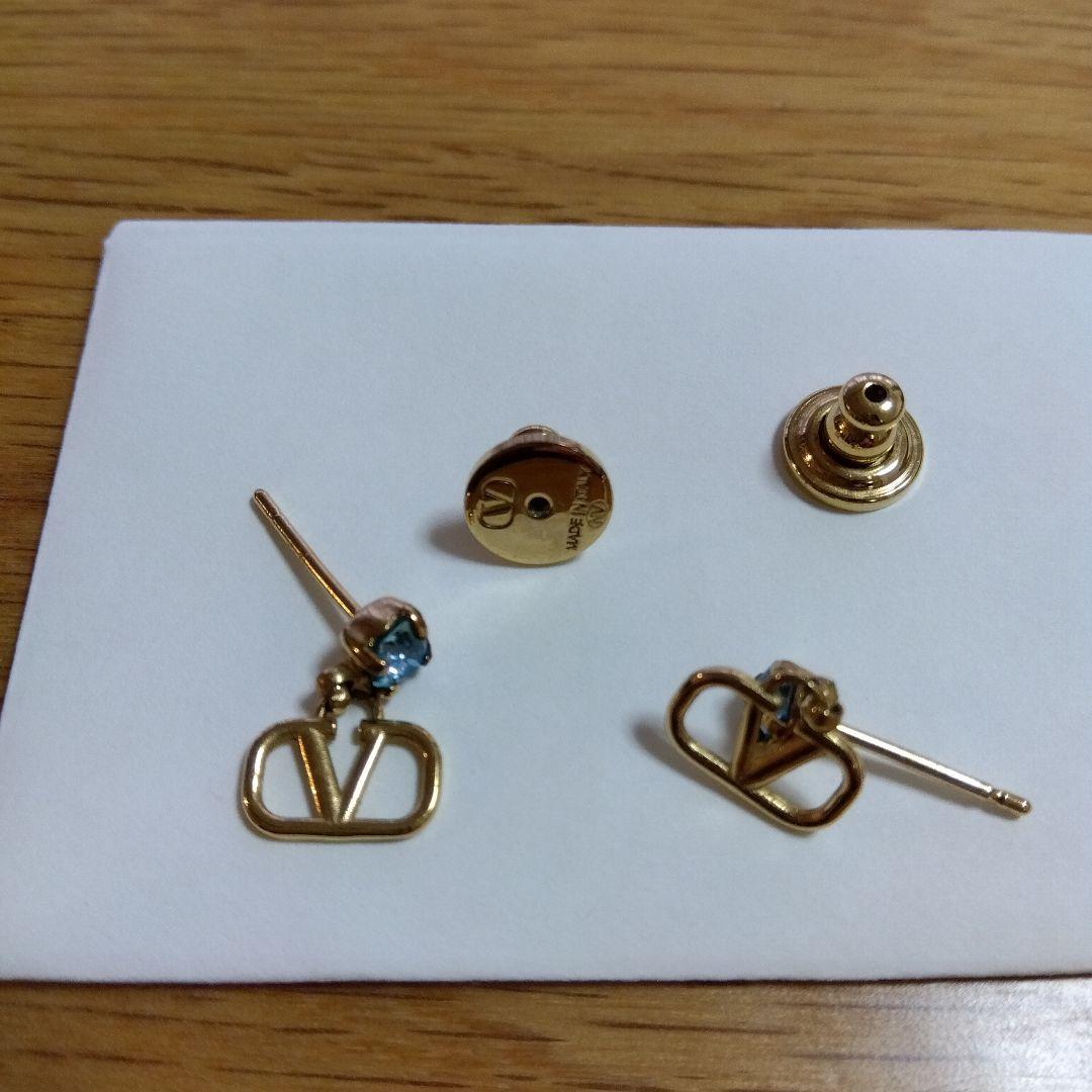 ヴァレンティノ　VALENTINO　Vロゴピアス　アクアマリン