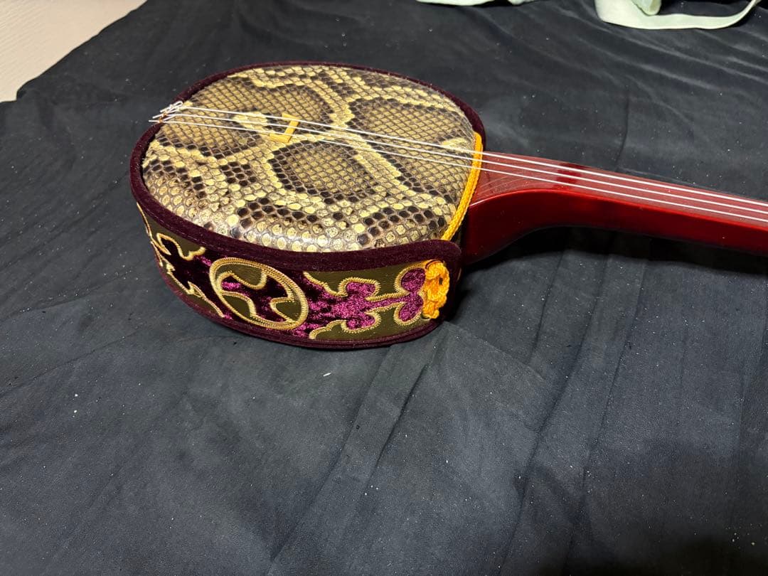 本皮三線（水牛バチ、チューナー、ソフトケース、予備弦付き）