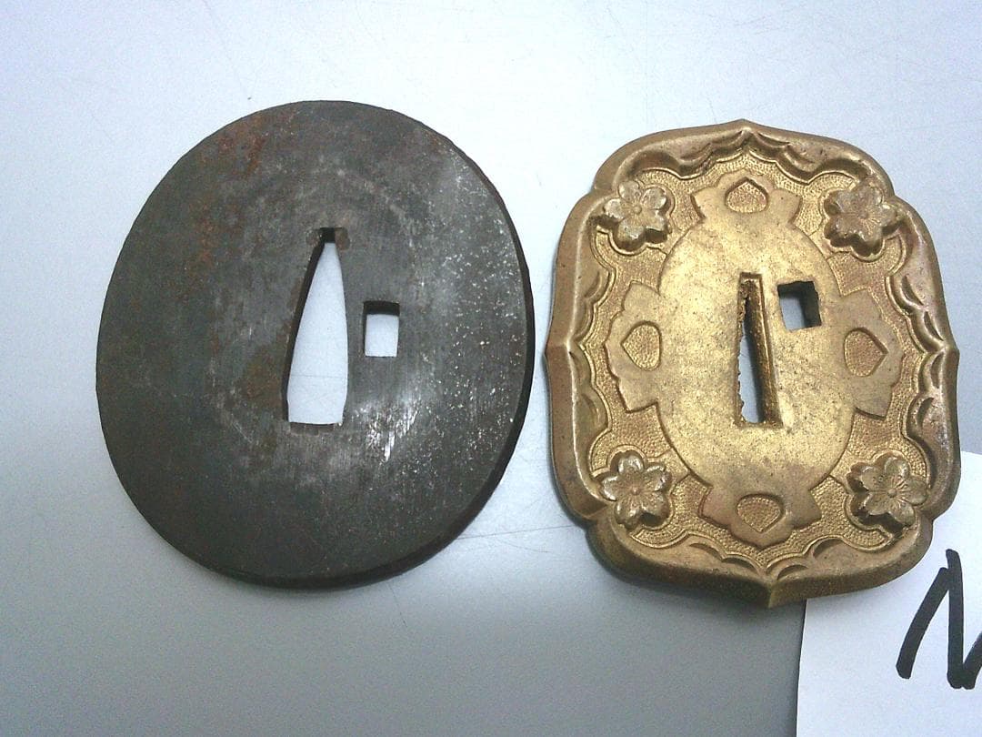 掘出し！【軍刀鐔 鍔 つば　2種類　小道具・N17・ミリタリー】縁頭目貫　刀装具