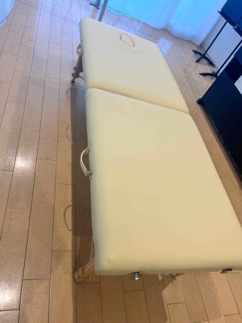 折りたたみ　施術ベッド　使用回数５回の美品！　マッサージベッド