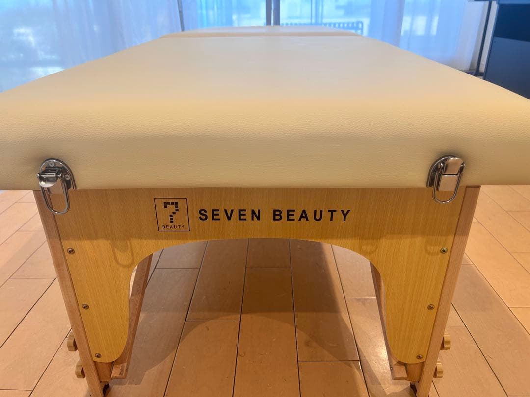 折りたたみ　施術ベッド　使用回数５回の美品！　マッサージベッド