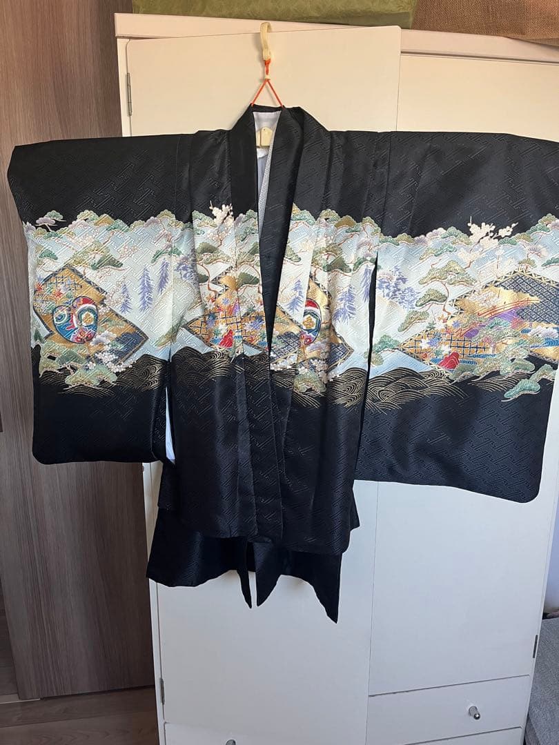 黒い刺繍入り着物（ストライプの袴と小物付き）#七五三