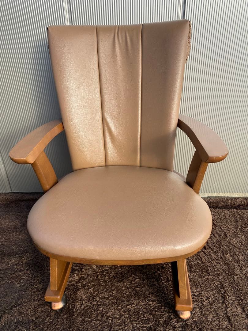ベージュの木製アームチェア (キャスター付き)ヴィンテージ　レトロ