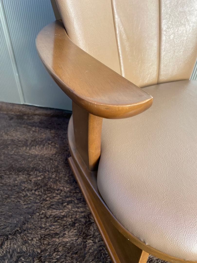 ベージュの木製アームチェア (キャスター付き)ヴィンテージ　レトロ