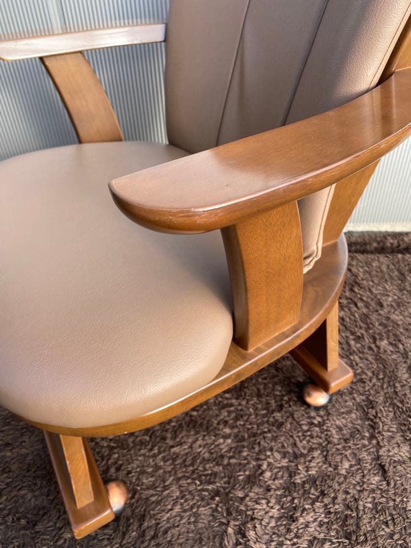 ベージュの木製アームチェア (キャスター付き)ヴィンテージ　レトロ