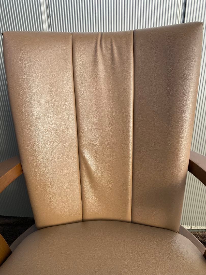 ベージュの木製アームチェア (キャスター付き)ヴィンテージ　レトロ