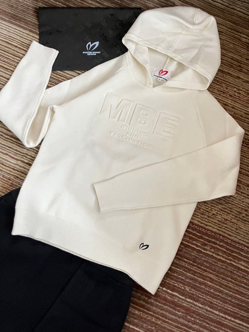 ⭐️美品⭐️マスターバニー　フーディ　型押し立体ロゴ　ホワイト