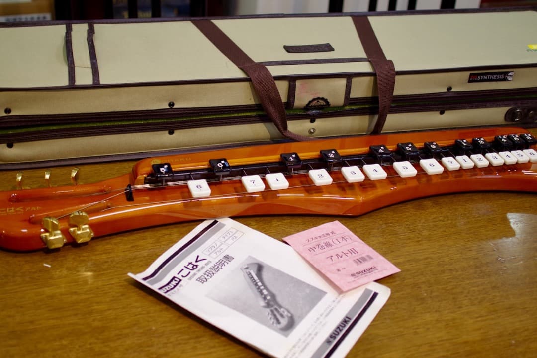 電気大正琴　SUZUKI「こはくアルト」（セミハードケース付）