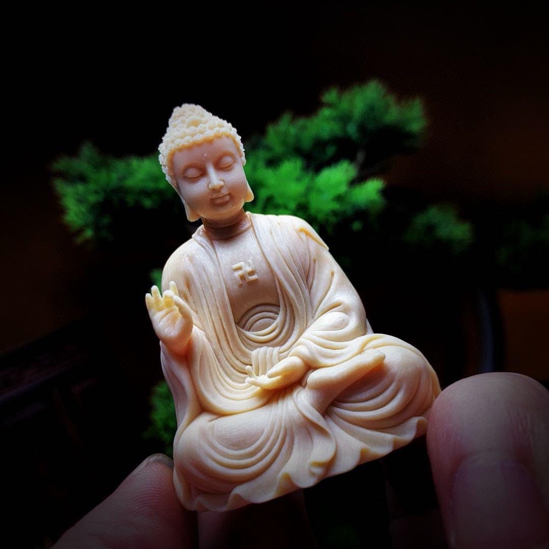天然マンモス牙美しい手作り彫刻　大日如来　小さいな置物
