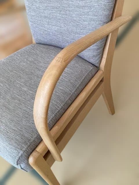 4.ソファのような座り心地(ニトリ C-27肘付き2脚+肘なし２脚）4脚セット