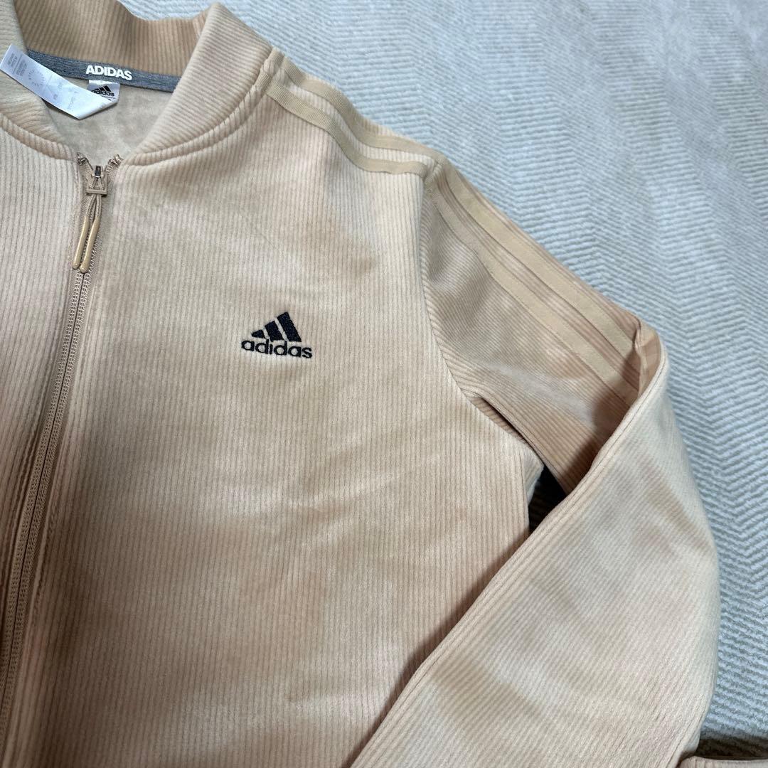 adidas ベージュ ジャケット スカート セットアップ