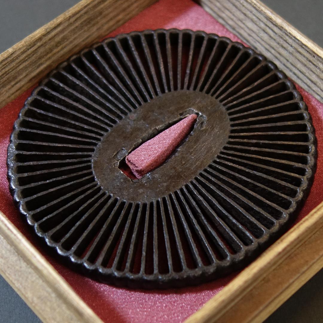 【 菊花透鐔 無銘 早乙女 】(鑑定書有) 鍔 鐔 刀装具 日本刀 武具 骨董