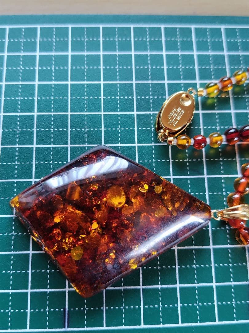 K18 迫力の特大トップ付き、本琥珀のセミロングネックレス