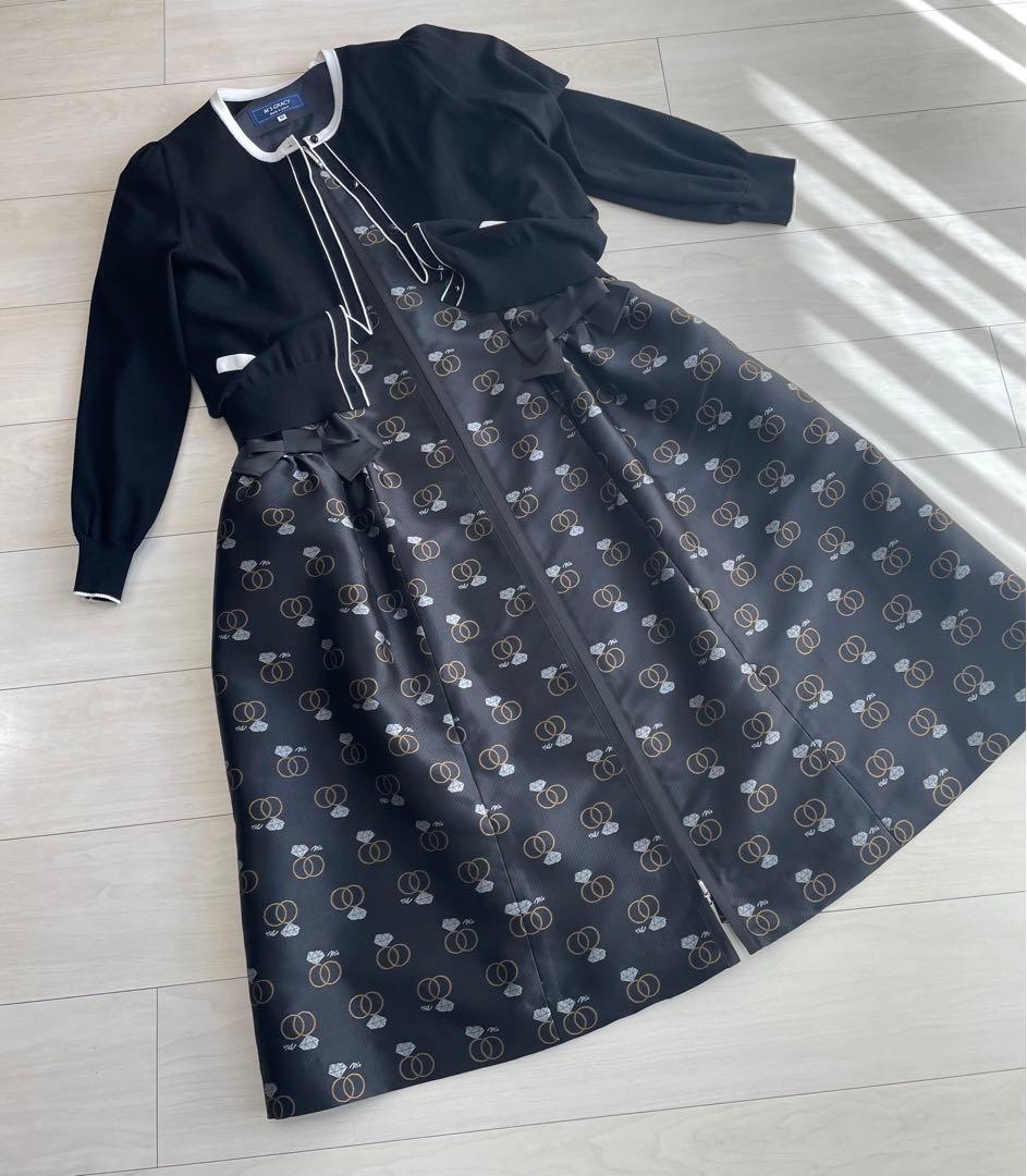 2025エムズグレイシー 黒地にリング柄がかわいい前ファスナーのワンピース　44