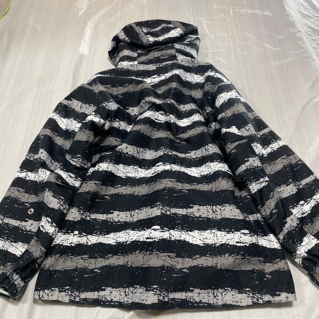 一回使用　デサント　スノーボードウェア（女性用）黒白ストライプ