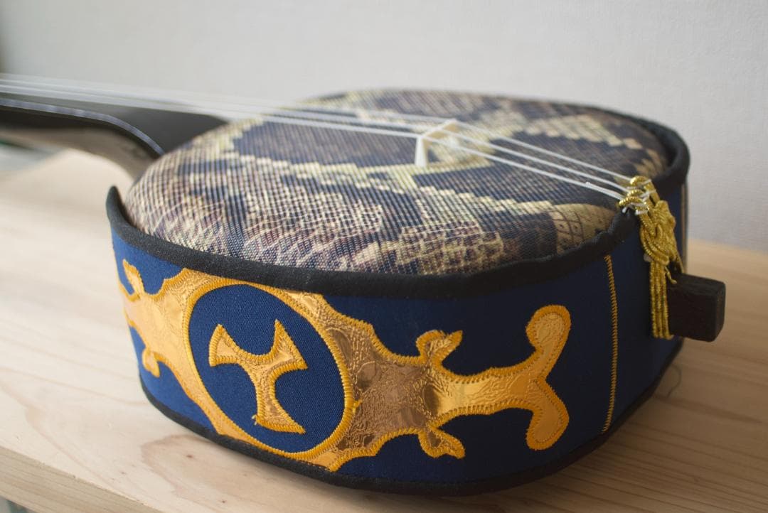 三線　沖縄　人工皮張り ハードケース付き　三味線　送料込み