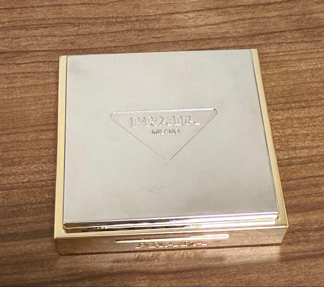 PRADAビューティー　ダイメンションズ マルチエフェクト アイシャドウ 09