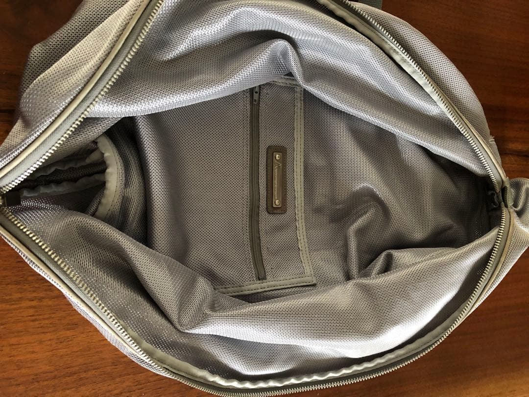 イッセイミヤケグレー メッシュバックパックレア美品軽量希少個性的オシャレ斜め掛け