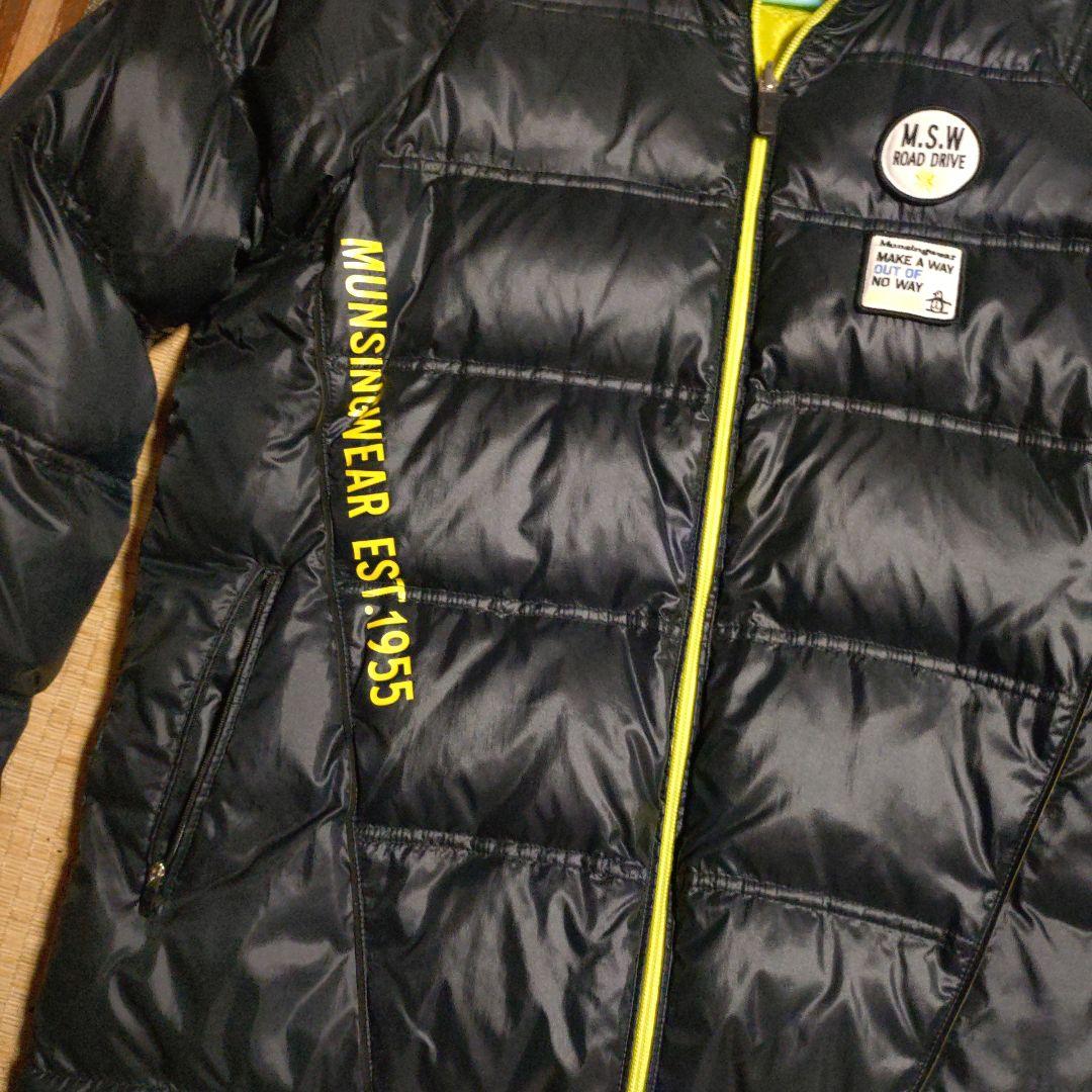 マンシングウェア、リバーシブルのブラック＆蛍光グリーンイエローのダウンジャケット