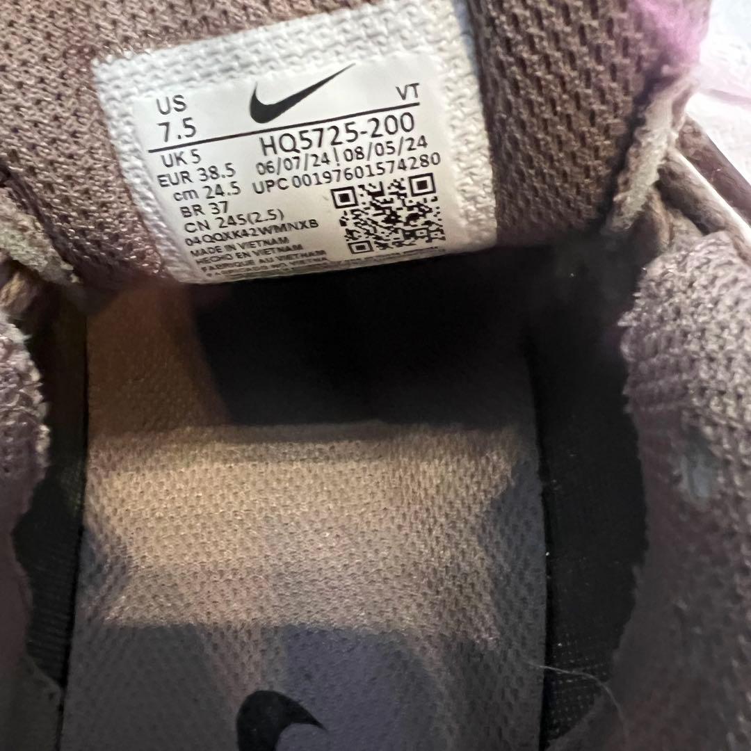 新品_Nike V2K RUNモカベージュスニーカー