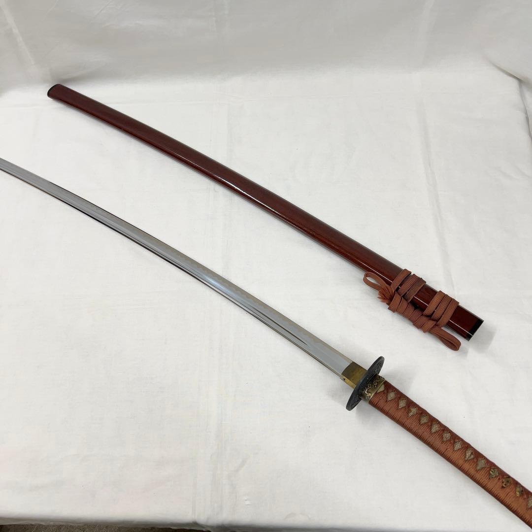 模造刀】太刀 樋入り 全長102センチ 龍鍔 茶ツイシュ 鞘 互の目