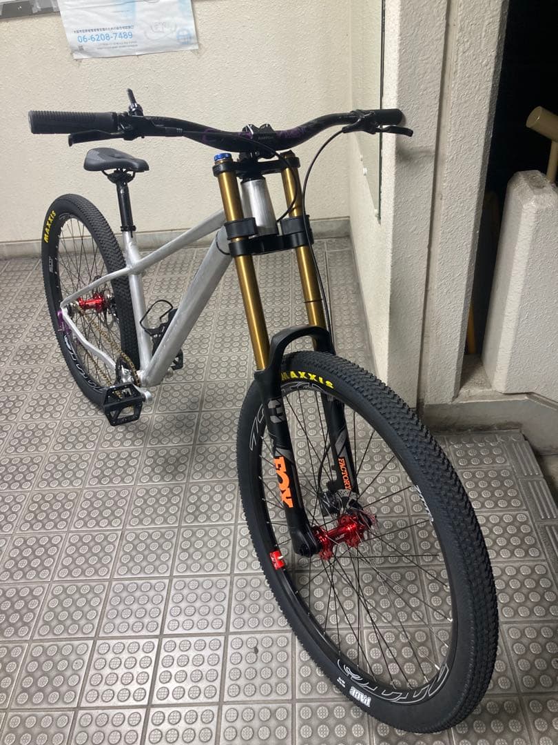 リアサスペンションという概念が存在しない世界線のダウンヒルバイク