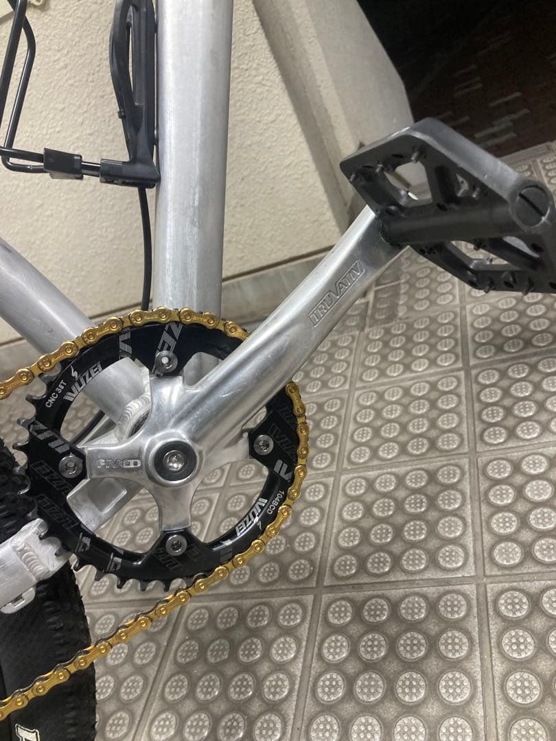 リアサスペンションという概念が存在しない世界線のダウンヒルバイク