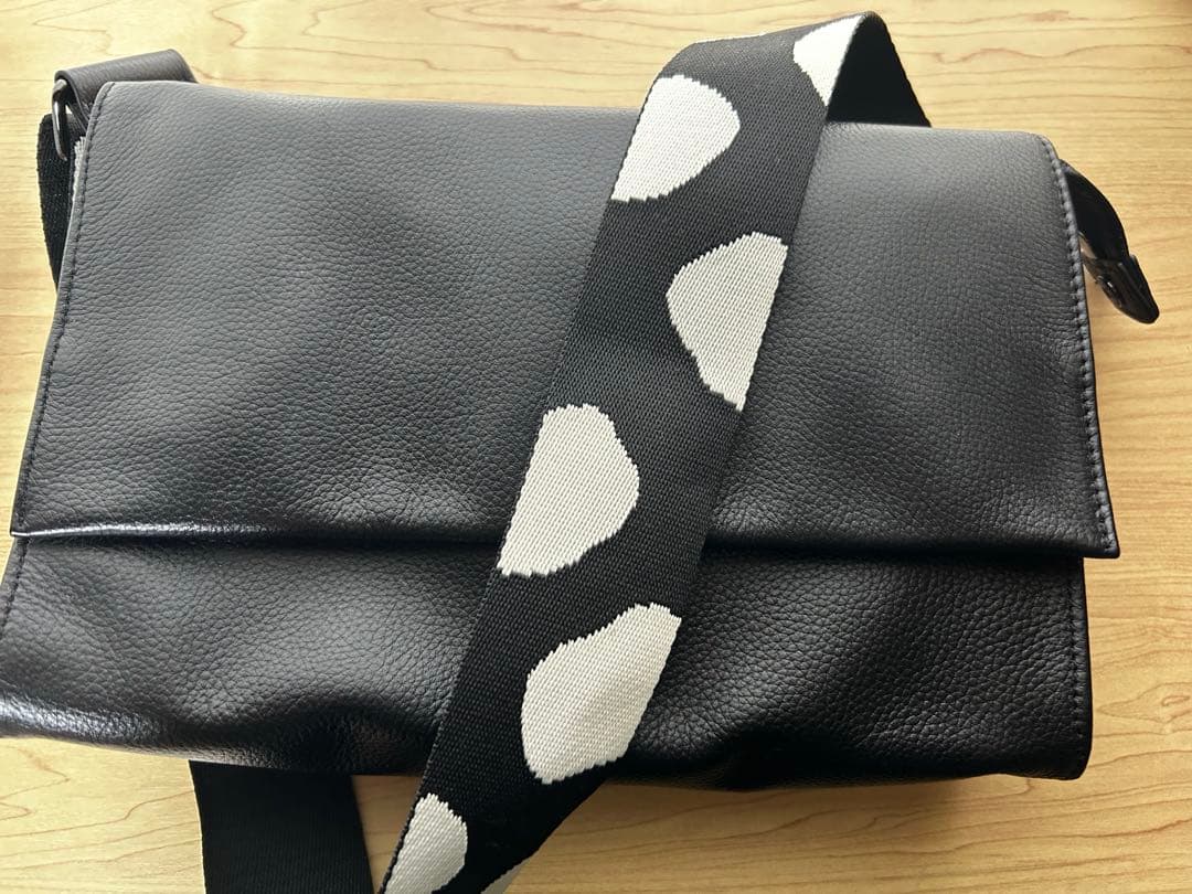 イアパピヨネ 柄ワイドテープショルダーバッグ ブラック(ダルメシアン