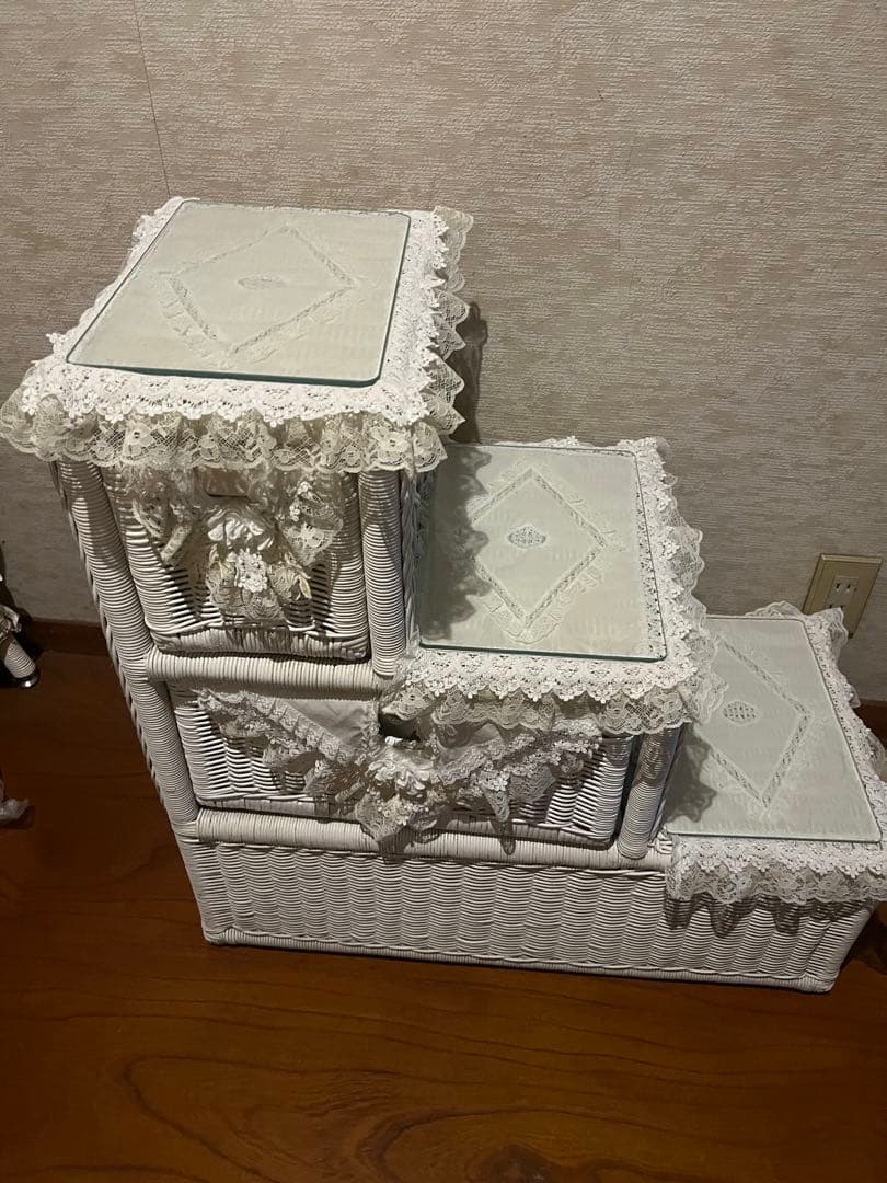 さえら ラタン レース装飾のホワイトラタン収納ボックス