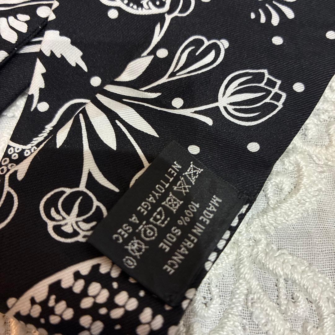 レア黒の花柄スカーフ 100%ポリエステル
