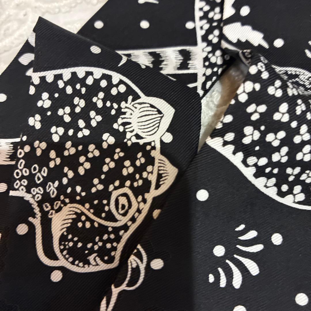 レア黒の花柄スカーフ 100%ポリエステル