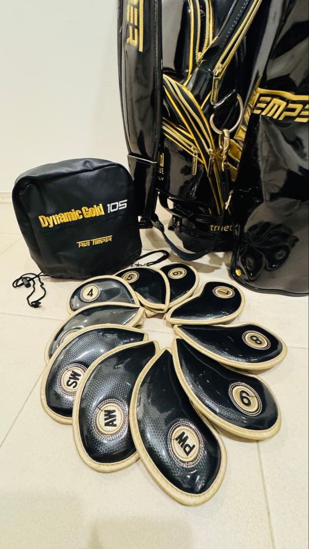 DynamicGoldツアーイシュー キャディバッグ に2種類のヘッドカバー付