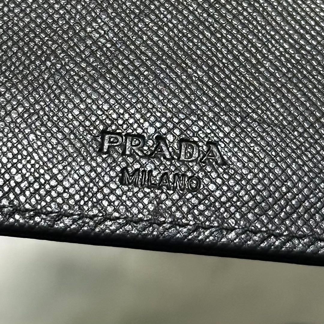 PRADA プラダ　折り財布　ラウンドファスナー　三角ロゴ　サフィアーノレザー