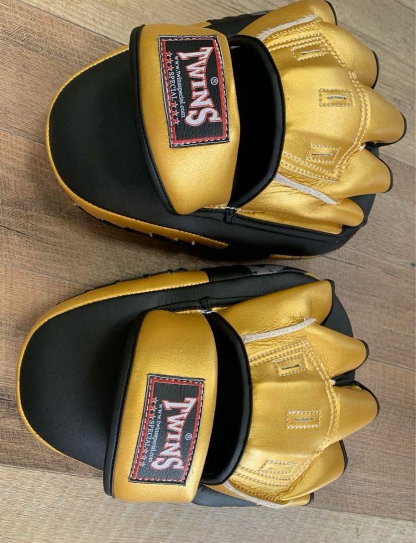 TWINS ペアパンチミット　金　ゴールド 　黒