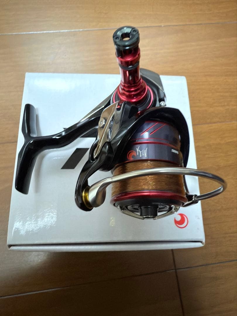 18月下美人ダイワ スピニングリール 黒赤