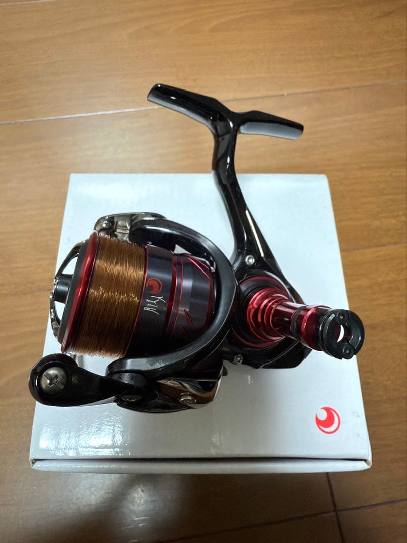 18月下美人ダイワ スピニングリール 黒赤