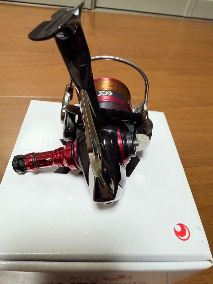 18月下美人ダイワ スピニングリール 黒赤