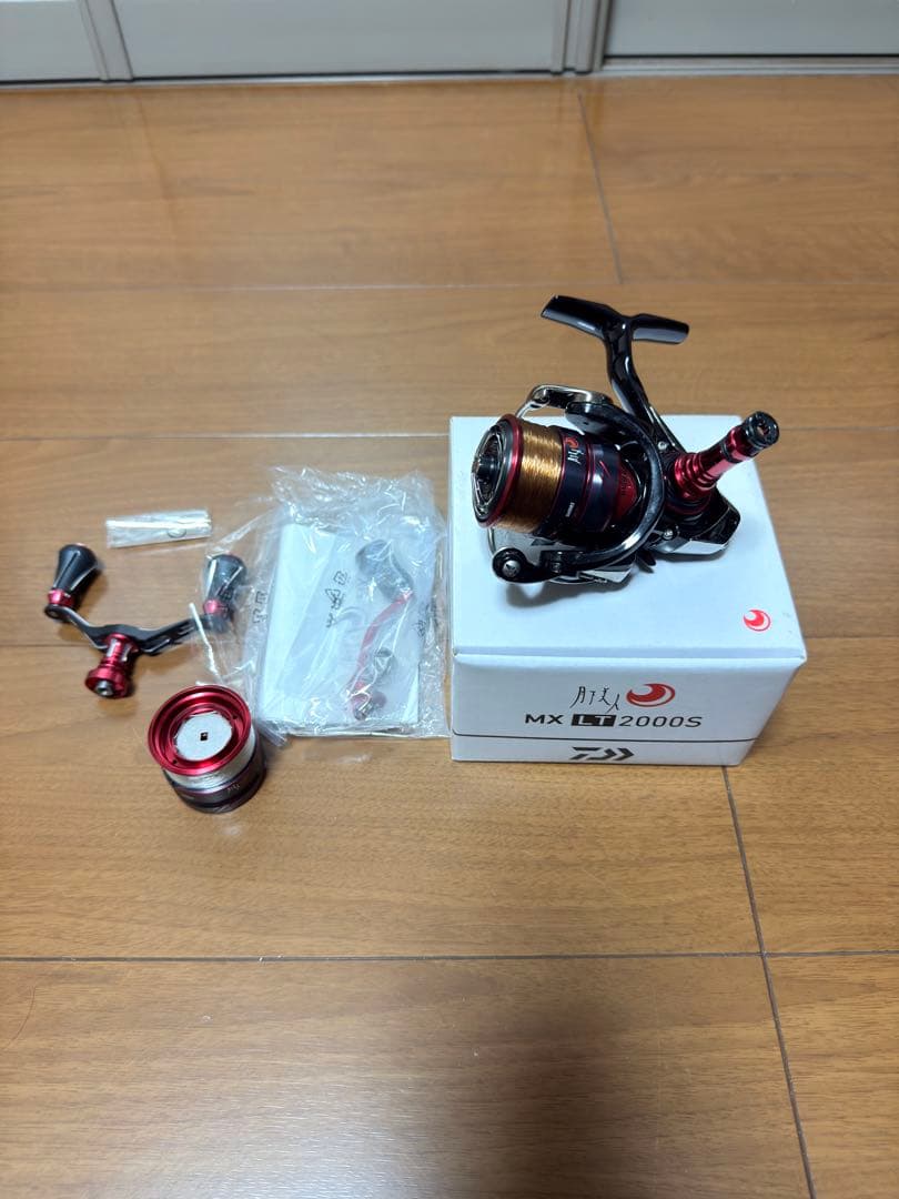 18月下美人ダイワ スピニングリール 黒赤