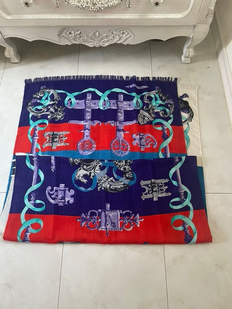 Hermes装飾的なマルチカラーストール