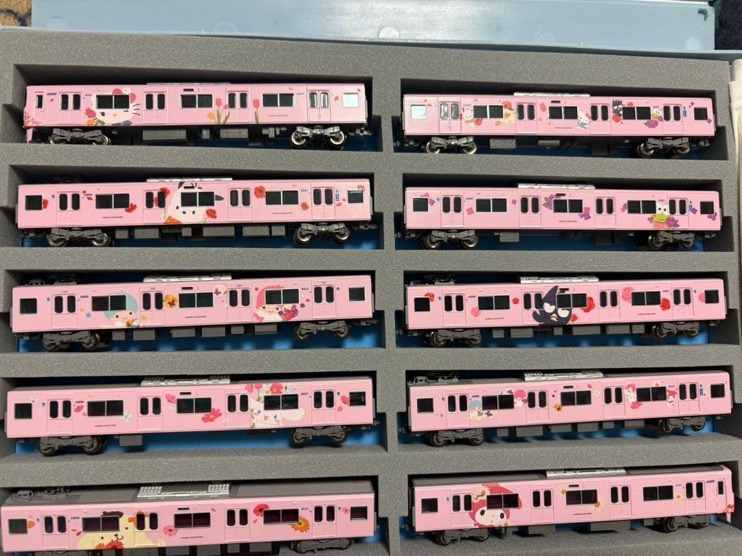 コ*ー様 京王9000系サンリオキャラクターズフルラッピングトレイン10両