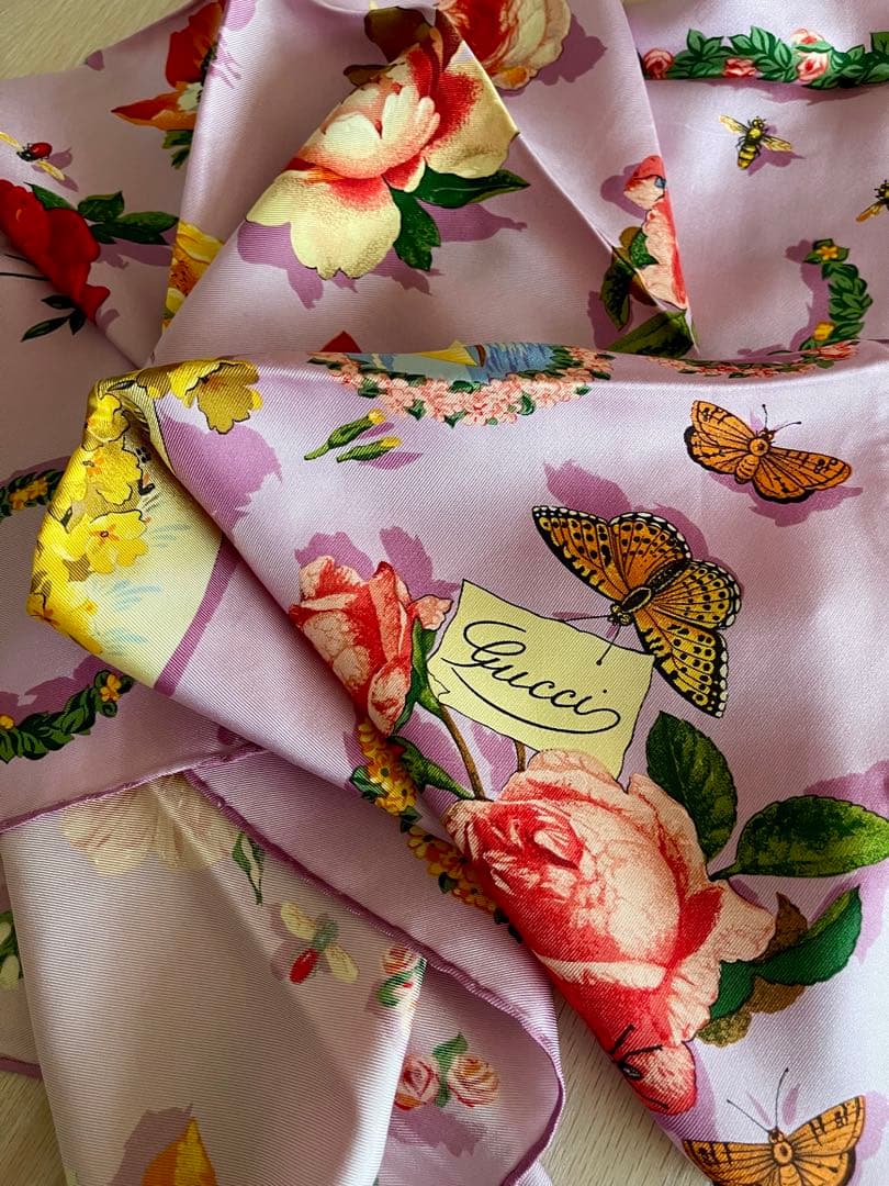 Gucci 花文字 ロゴ入り 大判 シルクスカーフ パープル 蝶々 蜂 グッチ