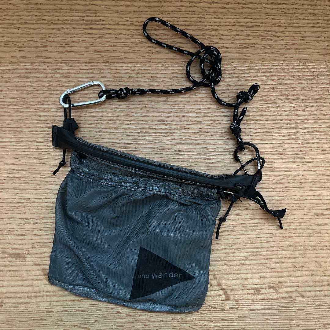 アンドワンダー キューベンファイバーサコッシュ and wander Cuben