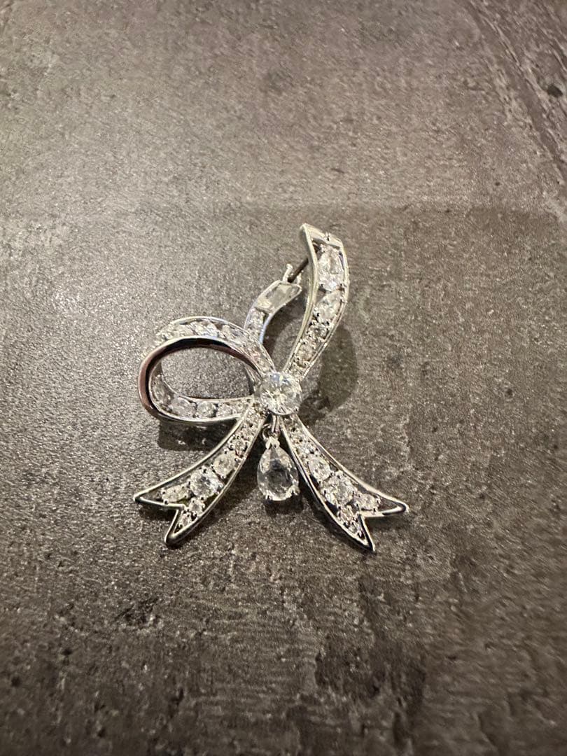 ほぼ未使用！！超美品！スワロフスキー　リボンピアス両耳