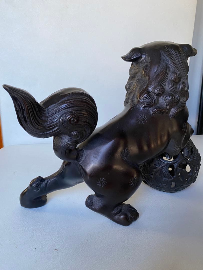 玉乗りシーサー　狛犬　獅子　置物　金属製　魔除け　縁起物　邪気祓い