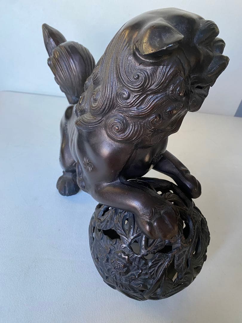 玉乗りシーサー　狛犬　獅子　置物　金属製　魔除け　縁起物　邪気祓い